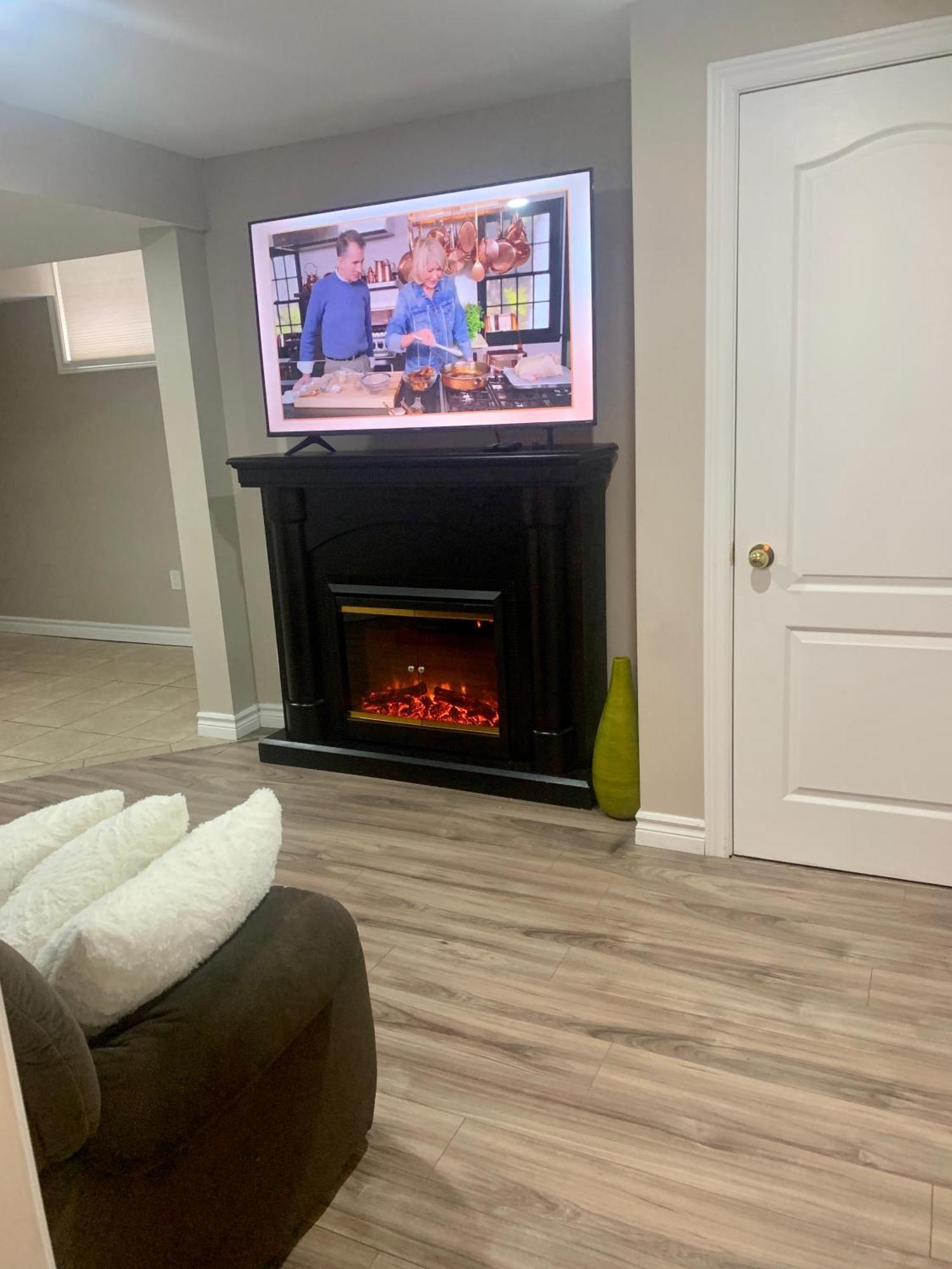 1 Room In A Cozy And Beautiful Basement Guelph Exterior foto
