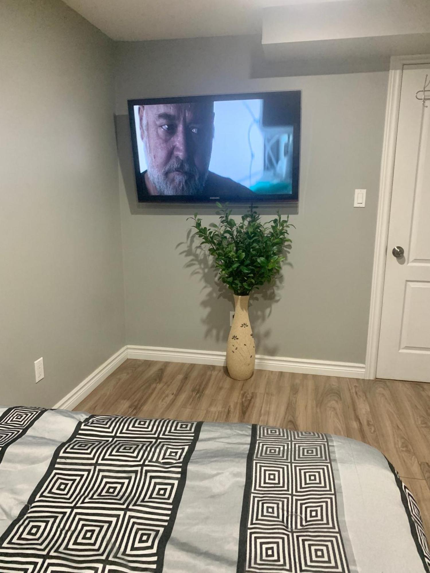 1 Room In A Cozy And Beautiful Basement Guelph Exterior foto