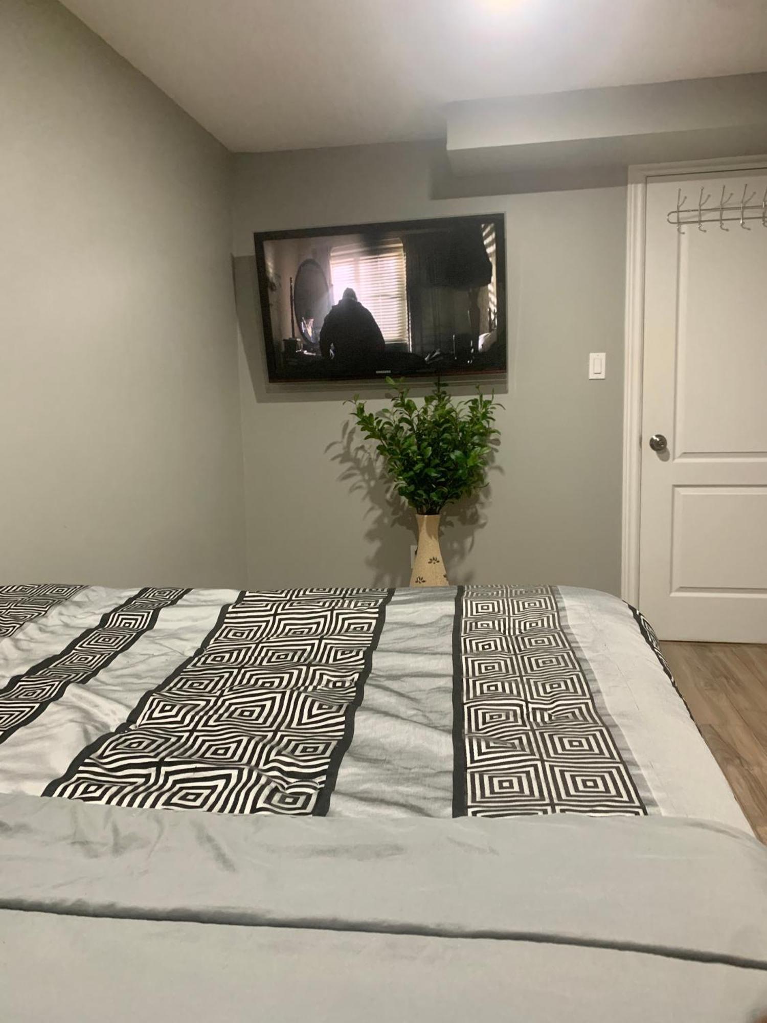 1 Room In A Cozy And Beautiful Basement Guelph Exterior foto